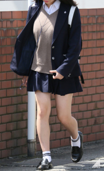 【画像】スマホ見てても街で女子高生が居たらなぜか察知出来るよなｗｗの画像