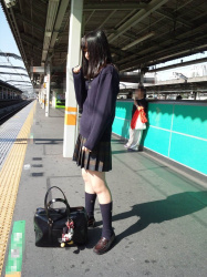 【画像】駅のホームで電車待ちするこういう女子高生の後ろに並ぶ勇気ある？の画像