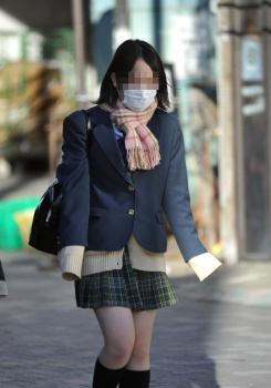 【画像】この時期にぷりぷりふともも出すマフラー女子高生に感謝の画像