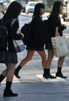 【画像】制服女子高生見放題な地域に住みたくなる街撮り写真の画像