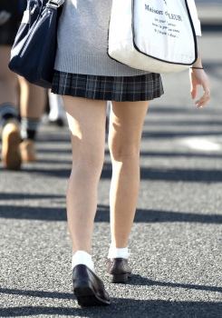 【画像】かぶりつきたくなるスカートからスラっと伸びるＪＫふとももの画像