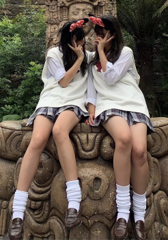 【画像】制服ディ〇ニーする女子高生２人組←ワ、ワイが写真撮りますよの画像