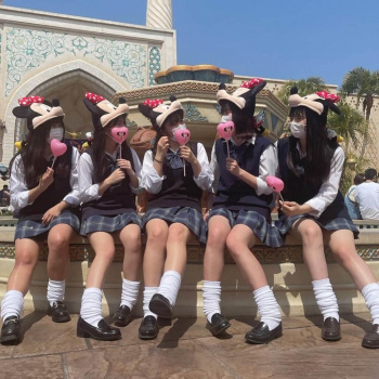 【画像】制服ディ〇ニーする団体女子高生様はもう大幅割引で良いですの画像