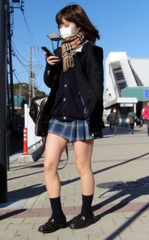 【画像】スカートでぶるぶる震えるマフラー女子高生をぎゅっと抱きしめてあげたいの画像