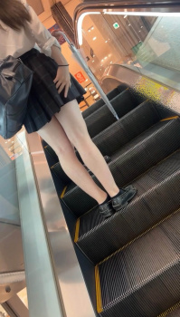 【画像】おまえらの制服女子高生を発見した時の目線がこちらの画像