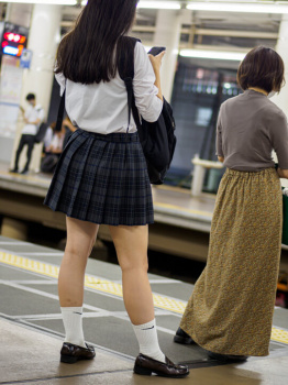【画像】ホームで電車待ちする女子高生がたまたま写ってしまいました。の画像