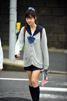 【画像】女子高生が街に居るとなんか活気が出る街撮りスナップの画像