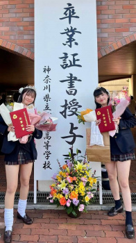 【画像】あぁ、完成された貴重な女子高生がまた居なくなってしまう卒業式写真の画像