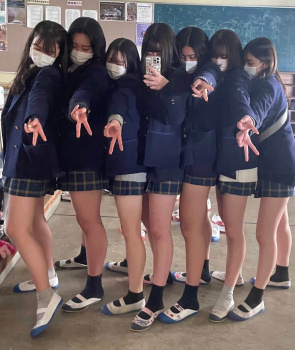 【画像】カワイイ子にはカワイイ子が集まる女子高生の集合写真の画像