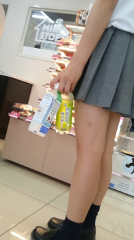 【画像】制服女子高生の魅力って、っぱこのふとももよなｗｗの画像