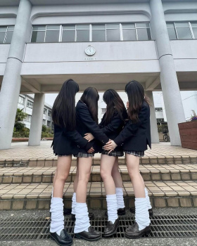 【画像】こんな制服ＪＫ達の生脱ぎルーズソックスとか余裕で１万の価値あるわｗｗの画像