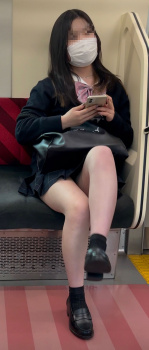 【画像】電車で制服女子高生の横に座る勇気ある？ｗｗの画像