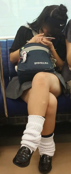 【画像】こんなむちっとした足組み女子高生を見かけたらその日は大吉ですわｗｗの画像
