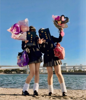 【画像】女子高生の卒業式写真見てたら謎の喪失感ハンパないなの画像