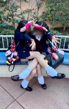 【画像】制服ディ〇ニーで最後の思い出作りのＪＫがカワイイの画像