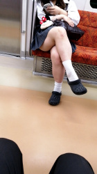 【画像】女子高生の足組み場面に遭遇する確率って年1くらいしか無いよな?の画像