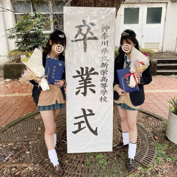 【画像】新入生歓迎会で先輩に食われまくってるだろう卒業式女子高生たちｗｗの画像