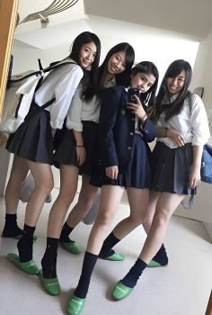 【画像】囲まれただけで勃起不可避な女子高生の集合写真の画像