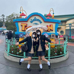【画像】制服JKホイホイことディ〇ニーで思い出作りな女子高生たちの画像