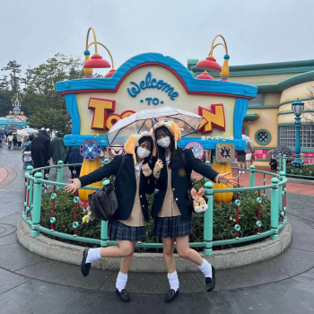 【画像】制服ＪＫホイホイことディ〇ニーで思い出作りな女子高生たちの画像