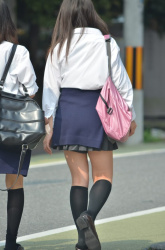 【画像】制服女子高生が居るだけで経済効果アップな街撮りスナップｗｗの画像