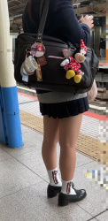 【画像】制服女子高生の背後についても何も怪しくない電車のホームという神スポットの画像