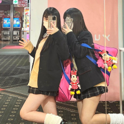 【画像】女子高生の間で流行るデカイ鏡があったら写真撮る文化って割と最近よな?wwの画像