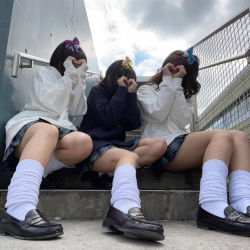 【画像】こんな女子高生達の生脱ぎルーズソックスオナホにどぴゅっとしたいよなwwの画像