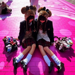 【画像】どうせディズニーに行くなら制服JKが多い時期に行かな損だよなwwの画像