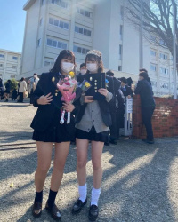 【画像】今頃はすっかり価値がなくなってしまった卒業式女子高生の写真の画像