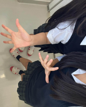 【画像】女子高生のこんな手でシコシコされたらすぐ出ちゃいそうな手写真の画像