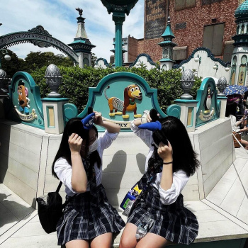 【画像】TDLにておじさんが写真撮って上げたくなる友達ツーショの画像
