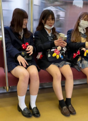【画像】電車でこんな制服女子高生が居た時って色んな葛藤すごいよなwwの画像