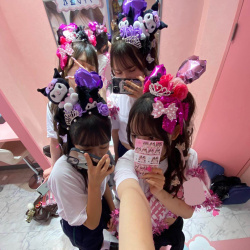 【画像】何を競ってるのかわからない体育祭女子高生の派手コーデwwの画像