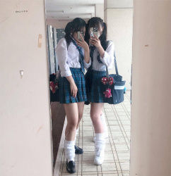 【画像】女子高生のルーズソックス姿ってなんでこんなエチカワなんだろうの画像
