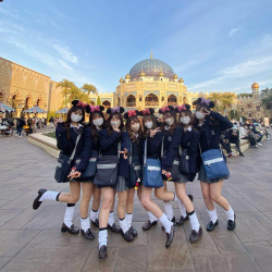 【画像】TDLでこんな大群の制服JKと遭遇したら大当たり日ですわwwの画像