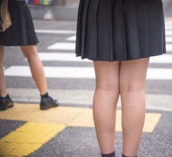 【画像】膝裏のHが物語る制服女子高生の生足って最高やわ!の画像