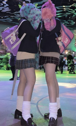 【画像】現役高校生男子諸君!JKと制服ディ〇ニーデートしとけ!拗らせるぞ!wの画像