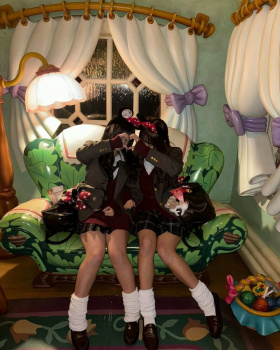 【画像】女子高生と制服ディ〇ニーデートできたら楽しいかな？ｗｗの画像