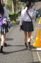 【画像】こういう制服女子高生の後ろに居ると何故か周りの目が気になるよなｗｗの画像