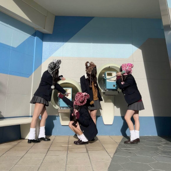 【画像】こういう制服女子高生たちのお財布奴隷でディ〇ニー連れまわされたいンゴｗｗの画像