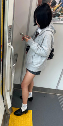 【画像】うっすら横目で見てしまう電車内女子高生の画像