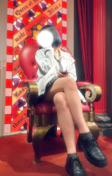 【画像】こういう生意気足組みＪＫ様の前で全裸土下座して情けなくｼｺｼｺ願望奴ｗｗの画像