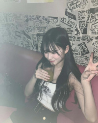 【画像】生足谷間チラな私服姿の女子高生もまた一興だよな~の画像