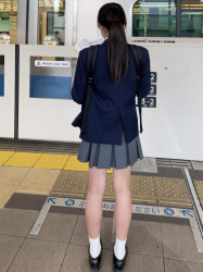 【画像】駅のホームでこんな女子高生たちの背後に並ぶのって勇気いるよなｗｗの画像