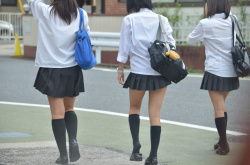 【画像】夏休みなのに制服ＪＫを見かけた時のラッキー感は異常の画像