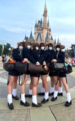 【画像】夏休みでディ〇ニーに女子高生大量発生ですか!?の画像