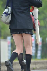 【画像】街で制服ＪＫの生足を見てチンピクしない聖人男性おる？の画像