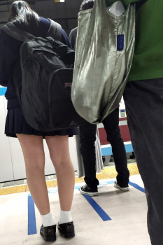 【画像】駅のホームで制服ＪＫが居たらどうしようか迷うよなｗｗの画像