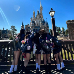 【画像】TDLで制服JKが楽しそうに見てるとほのぼのするでの画像